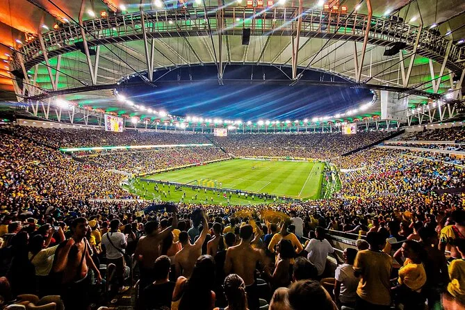 足球比赛现场万人空巷的热烈氛围